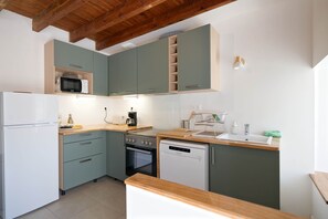 Wasserkocher mit Kaffee-/Teezubehör, Kühlschrank, Mikrowelle, Ofen