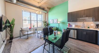 Modern 2BR Suite w/ Skyline View Near McCormick Place & Grant Park