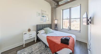Modern 2BR Suite w/ Skyline View Near McCormick Place & Grant Park