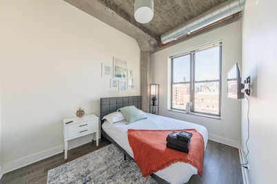 Modern 2BR Suite w/ Skyline View Near McCormick Place & Grant Park