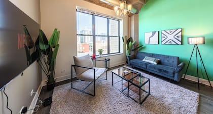 Modern 2BR Suite w/ Skyline View Near McCormick Place & Grant Park
