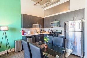 Private kitchen - Modern 2BR Suite w/ Skyline View Near McCormick Place & Grant Park (Chicago)