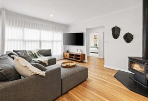 TV, fireplace - Lola's Lodge - Base of Mt Buller (Sawmill Settlement)