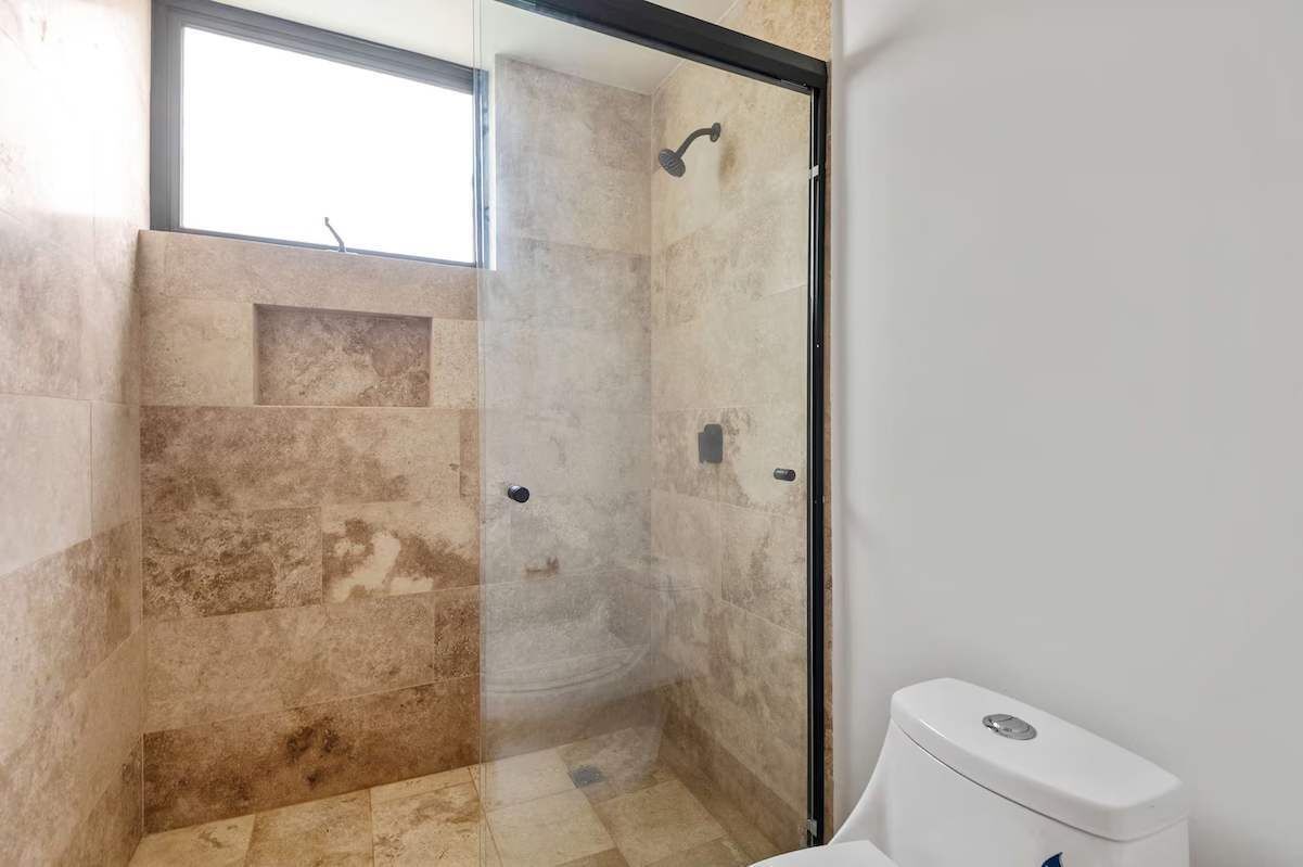 Douche, sèche-cheveux, serviettes fournies, shampoing
