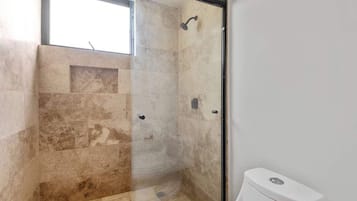 Douche, sèche-cheveux, serviettes fournies, shampoing