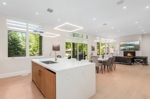 Modern Luxury Home | Minutes to Bronte Harbour & Downtown Oakville