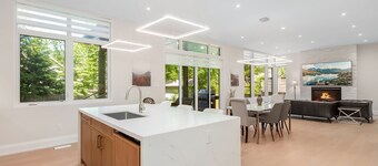 Modern Luxury Home | Minutes to Bronte Harbour & Downtown Oakville