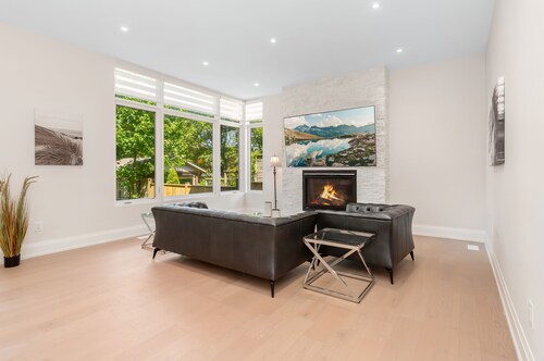 Modern Luxury Home | Minutes to Bronte Harbour & Downtown Oakville