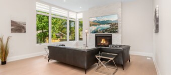 Modern Luxury Home | Minutes to Bronte Harbour & Downtown Oakville