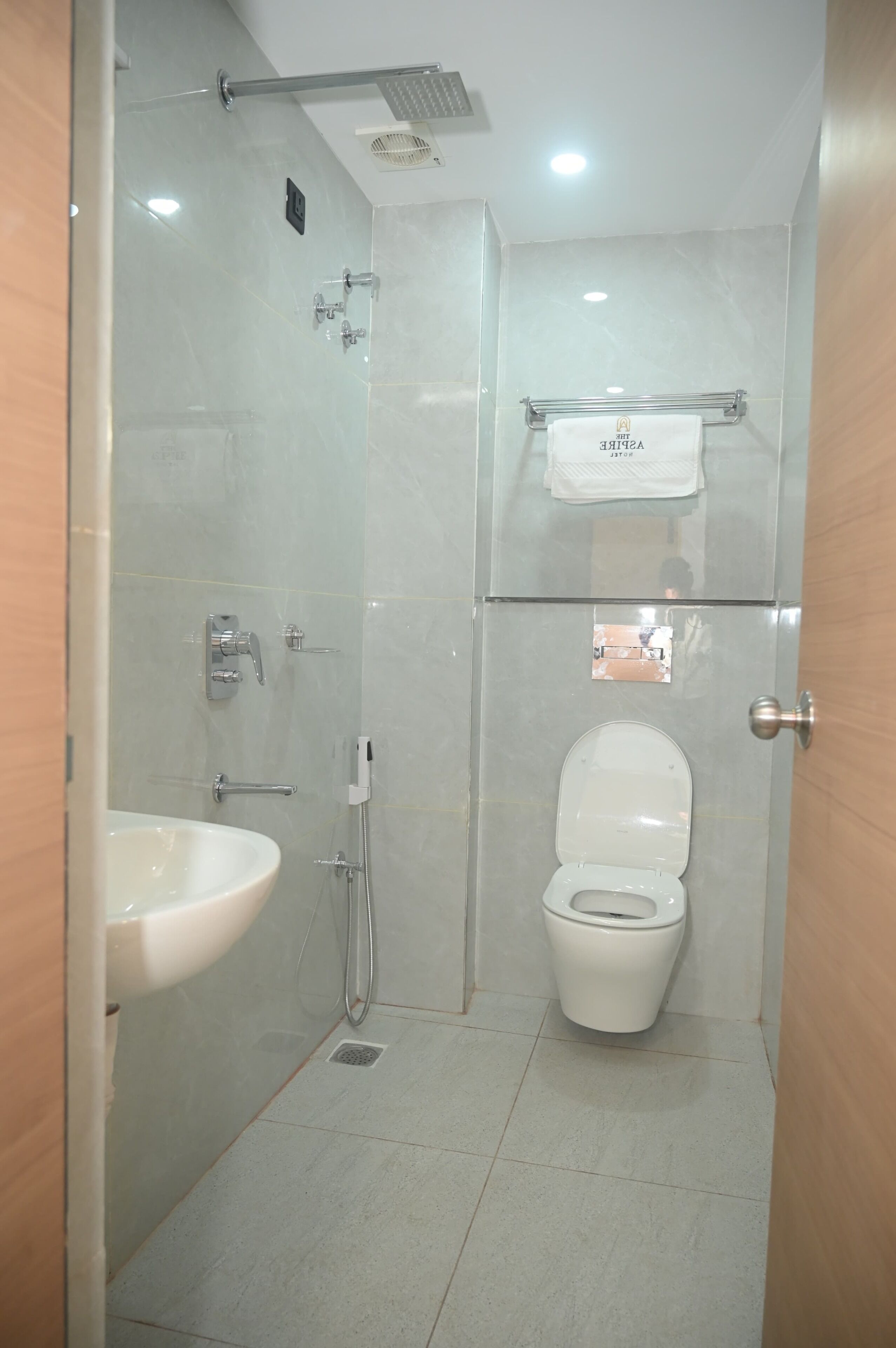 Ducha, toallas, jabón y champú