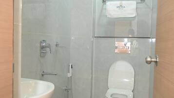 Ducha, toallas, jabón y champú