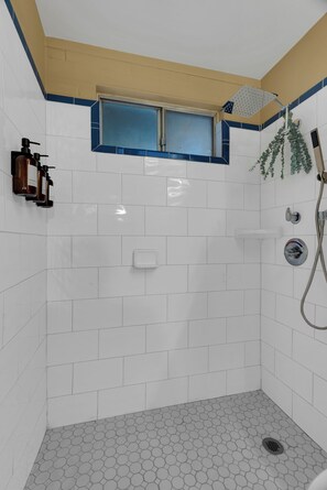 Shower, hair dryer, towels, soap - The Orange Grove (Tucson)