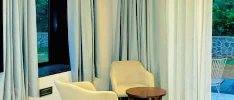Habitación Deluxe, balcón, vista a la montaña | Interior