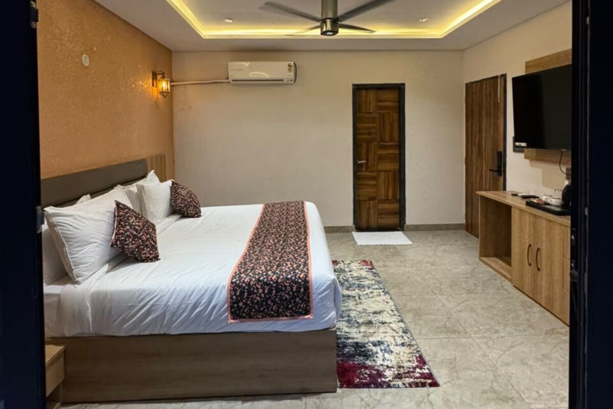 Kaya Family Suite with Private Swimming Pool | Desk, laptop workspace, bed sheets
