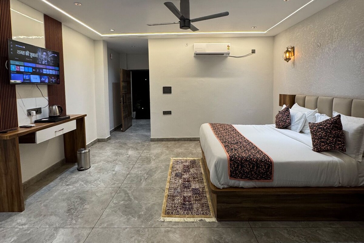 Kaya Couple Cottage with Private Pool | Desk, laptop workspace, bed sheets