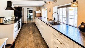 Coffee/tea maker, fridge, stovetop, dishwasher - 6 bedroom gorgeous home in Ribe (Ribe)