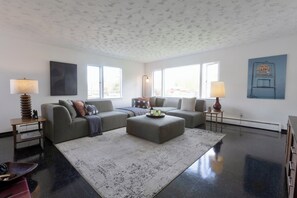 Living area - Serene 2-bedroom bed & breakfast in Anchorage welcomes you (Anchorage)