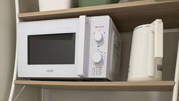 冷蔵庫、コンロ、調理器具と食器