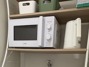 Geladeira, cooktop, talheres/pratos/utensílios de cozinha