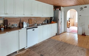 Een koelkast, een oven, een kookplaat, een koffiezetapparaat/waterkoker