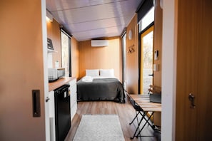 1 bedroom, bed sheets