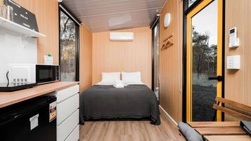 1 bedroom, bed sheets