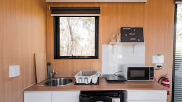 Coffee/tea maker, fridge, microwave, stovetop