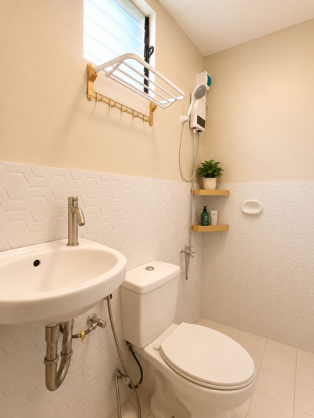 Shower, bidet, towels