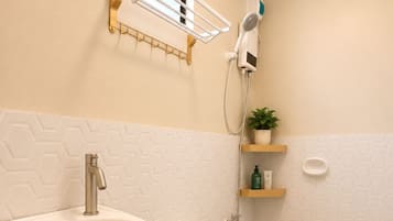 Shower, bidet, towels