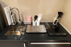 A kitchen counter with a sink, a toaster, and a coffee maker. - Beppu Yunagi (Noguchi Nakamachi, Beppu Shi)