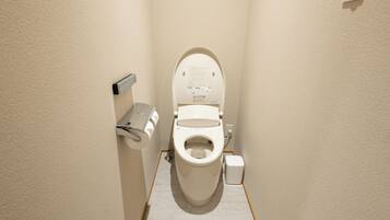 Badewanne und Dusche (separat), Haartrockner, Handtücher, Shampoo