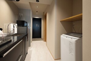 Eine moderne Küche mit Mikrowelle, Toaster und Geschirrspüler.