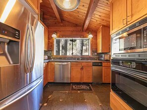Coffee/tea maker, fridge, microwave, oven - Stockholm Tree House (Truckee)