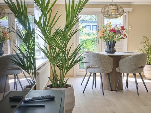 Luxe holiday home with wellness in a forest area