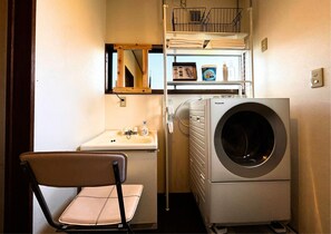 Shower, hair dryer, bidet, towels - Vrbo Property (台東区)