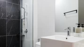 Superior-lejlighed - 2 soveværelser - byudsigt | Badeværelse | Bruser, brusehoved med spredningseffekt, hårtørrer, bidet