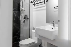 Deluxe-Apartment, 2 Schlafzimmer, Stadtblick | Badezimmer | Dusche, Regendusche, Haartrockner, Bidet