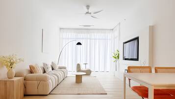 Apartamento superior, 2 quartos, vista para a cidade | Área de estar | TV LED 43 polegadas com canais digitais