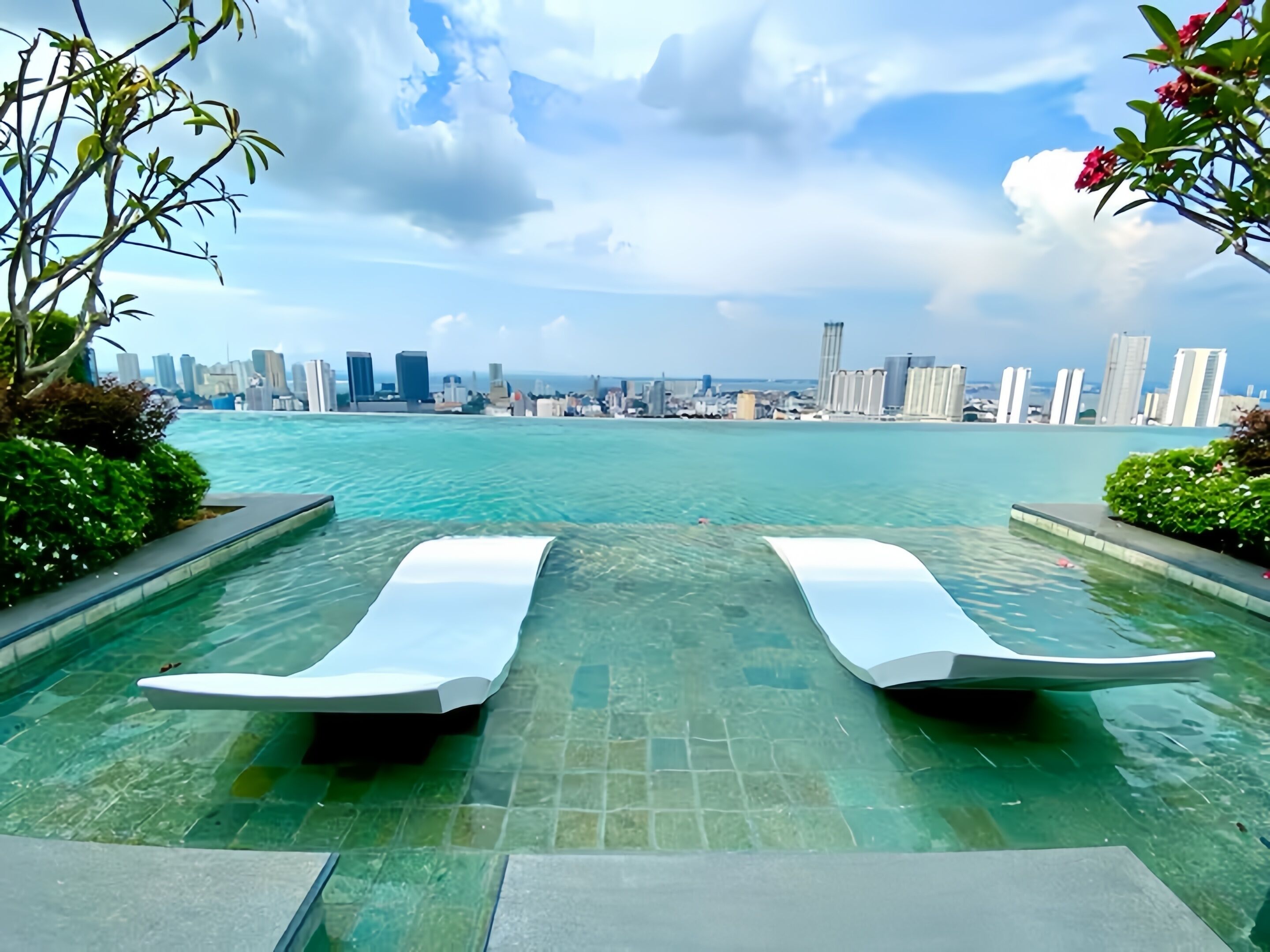 Piscina externa, espreguiçadeiras