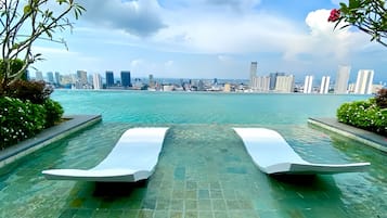 Piscina externa, espreguiçadeiras