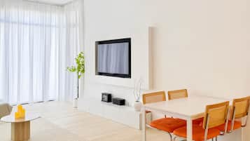 Apartamento superior, 2 quartos, vista para a cidade | Opções para refeição no quarto