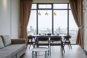 Deluxe-Apartment, 2 Schlafzimmer, Stadtblick | Essbereich im Zimmer