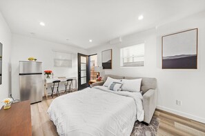 Departamento, 1 habitación | Área de sala de estar | Televisión LED de 55 pulgadas con canales digitales 
