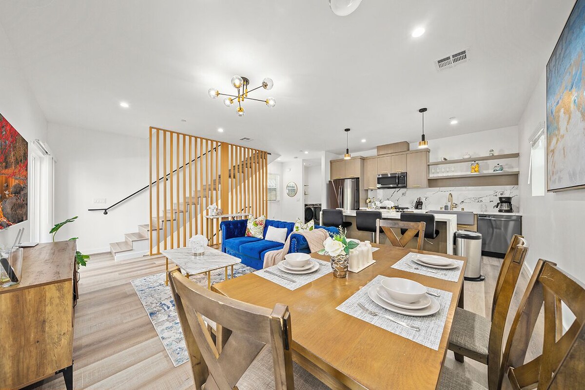 Apartment, 4 Bedrooms, Ensuite | Living area | 55-inch LED TV with digital channels