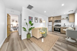 Un apartamento moderno con sala de estar, cocina y comedor.