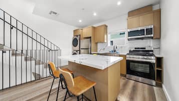 Departamento, 3 habitaciones, baño privado | Cocina privada | Refrigerador con congelador, microondas, horno y parrilla de estufa
