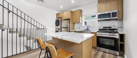 大型雪櫃/冰箱、微波爐、焗爐、爐具