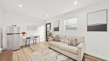 Apartment, 1 Bedroom, Kitchen | Living area