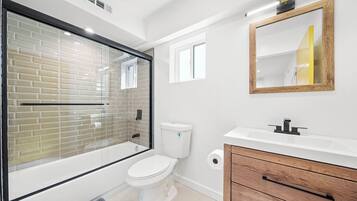 Apartment, 1 Bedroom, Kitchen | Bathroom | Hair dryer, towels, soap, shampoo