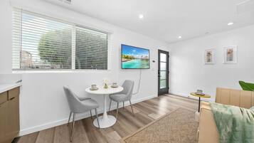 Departamento, 4 habitaciones, baño privado | Área de sala de estar
